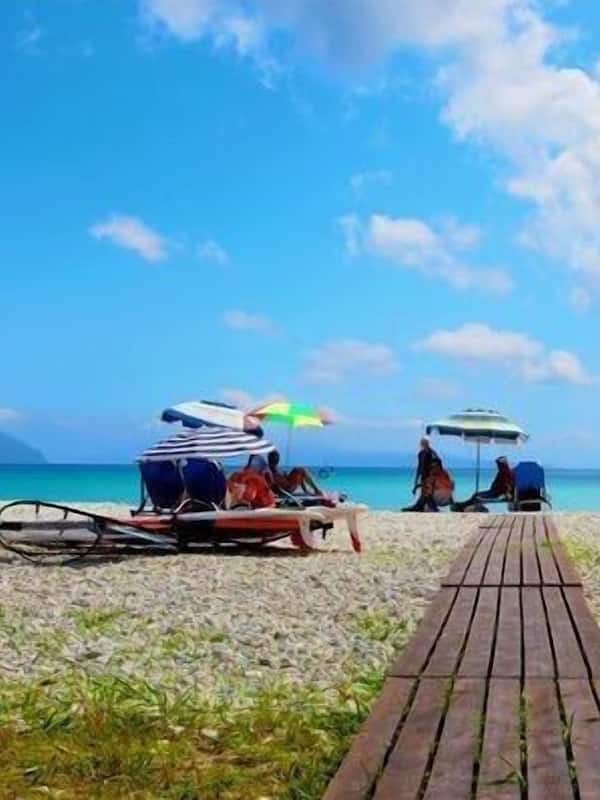 Di pantai, pasir hitam, payung, bar pantai