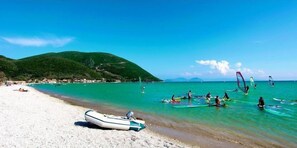 Trên bãi biển, cát đen, dù trên bãi biển, quán bar trên bãi biển 