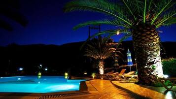 Alberca al aire libre y sombrillas en la alberca