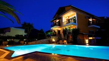 Outdoor pool, pool umbrellas