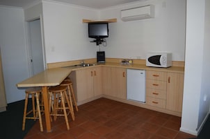 Refrigerador, microondas, cafetera/tetera, tetera/pava eléctrica