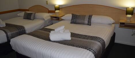 Standaard Twin kamer | Een bureau, geluiddichte muren, een strijkplank/strijkijzer, gratis wifi