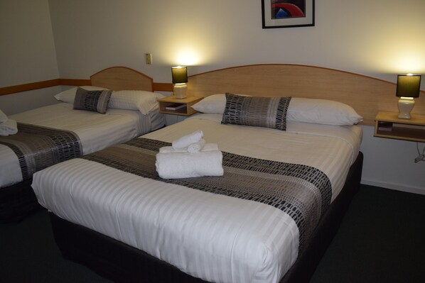 Escritorio, sistema de insonorización y tabla de planchar con plancha 