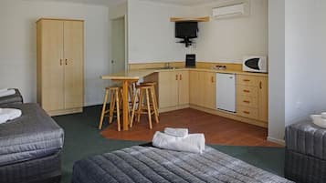 Perhehuone, 1 makuuhuone | Työpöytä, äänieristys, silitysrauta/-lauta, ilmainen Wi-Fi