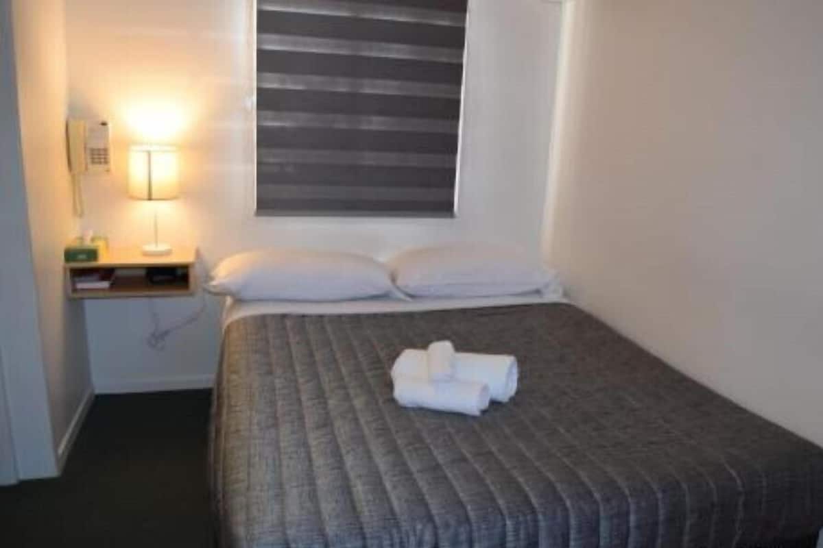 Habitación individual básica | Escritorio, insonorización, tabla de planchar con plancha y wifi gratis
