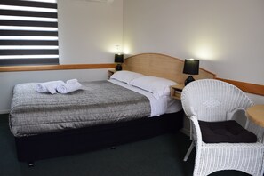 Standard Room, 1 Queen Bed | Desk, soundproofing, iron/ironing board, free WiFi