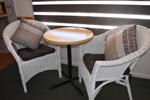 Quarto standard, 1 cama Queen | Opções para refeição no quarto