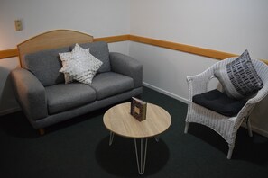 Deluxe-Zimmer, 1 Queen-Bett, Erdgeschoss | Wohnbereich