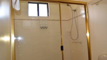 Habitación estándar con 2 camas individuales | Regadera en el baño