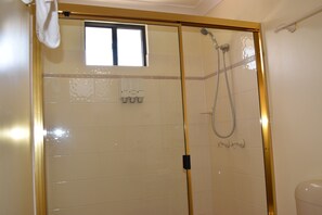 Twin Share Room | Bathroom shower - Warwick Vines Motel (Warwick)