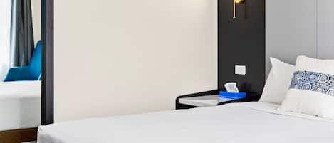 高級寝具、客室ごとに異なる装飾、客室ごとに異なるインテリア、デスク