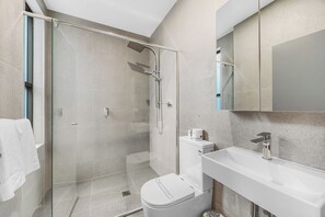 Superior Family Room | Bathroom | Shower, free toiletries, hair dryer, towels