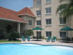 Piscine extérieure, parasols de plage