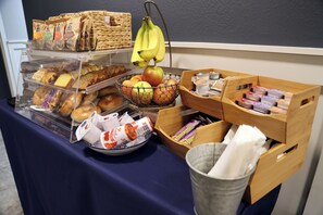 Free daily continental breakfast - Harbor Winds Hotel (Sheboygan)