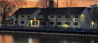 Harbor Winds Hotel