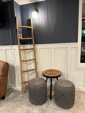 Lobby sitting area - Harbor Winds Hotel (Sheboygan)