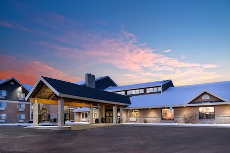 Außenbereich. AmericInn by Wyndham Valley City - Conference Center