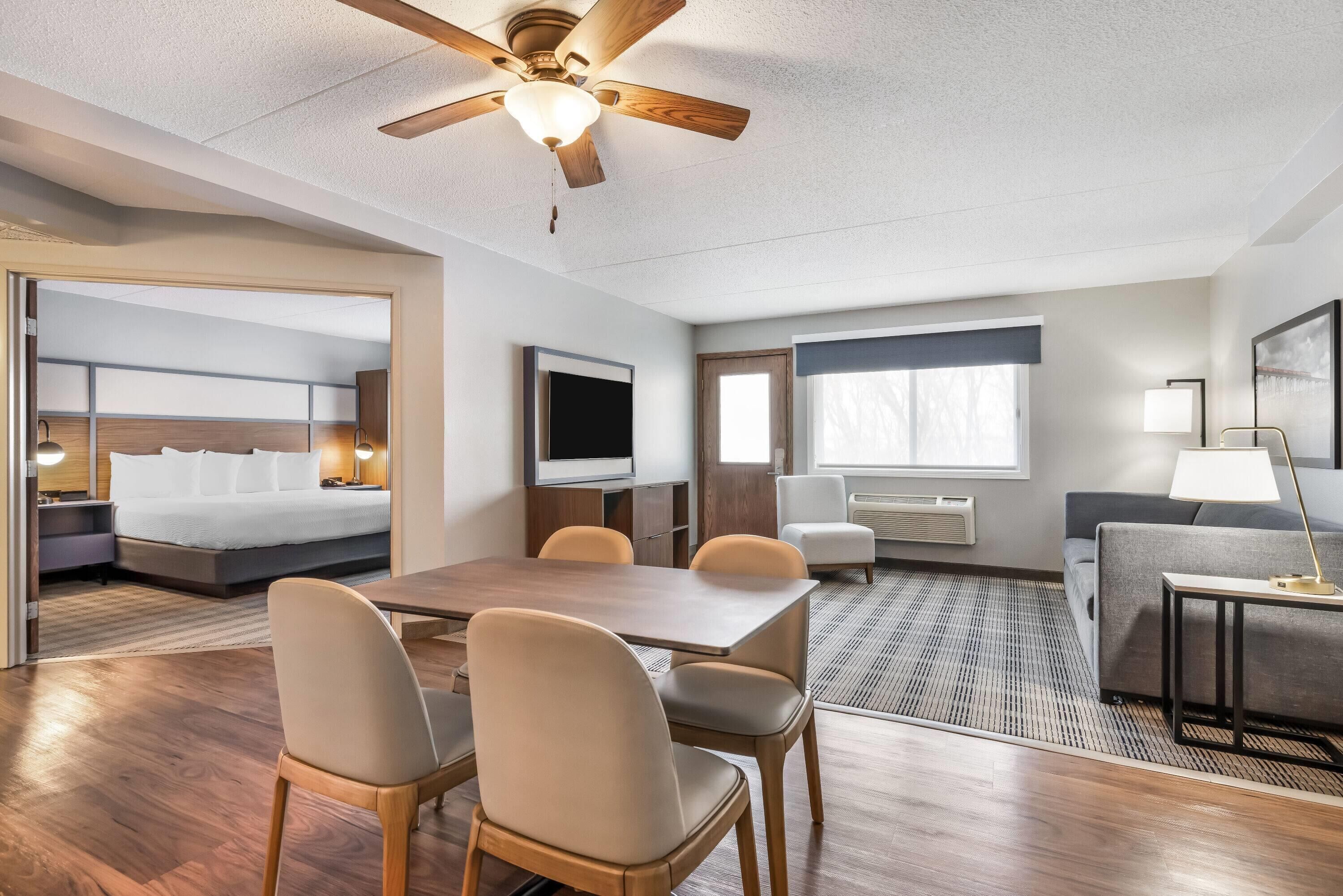 Suíte luxo, 1 cama King, para não fumantes | Edredons de pluma, cofres nos quartos, escrivaninha