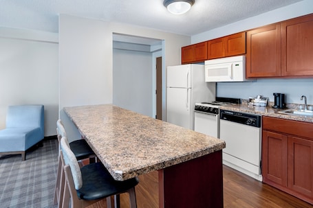 Luxury-Suite, 1 King-Bett, Nichtraucher | Eigene Küche | Kühlschrank, Mikrowelle, Wasserkocher mit Kaffee-/Teezubehör. AmericInn by Wyndham Valley City - Conference Center