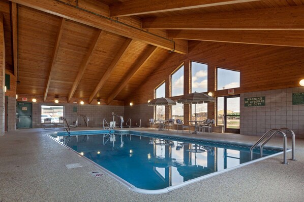 室内游泳池，06:00 至 23:00 开放，日光浴躺椅