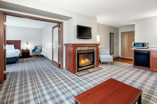 Superior Suite, 1 King Bed, Non Smoking | Down duvets, in-room safe, desk, laptop workspace