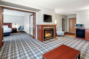 高级套房, 1 张特大床, 无烟房 | 羽绒被、客房内保险箱、办公桌、笔记本电脑工作区