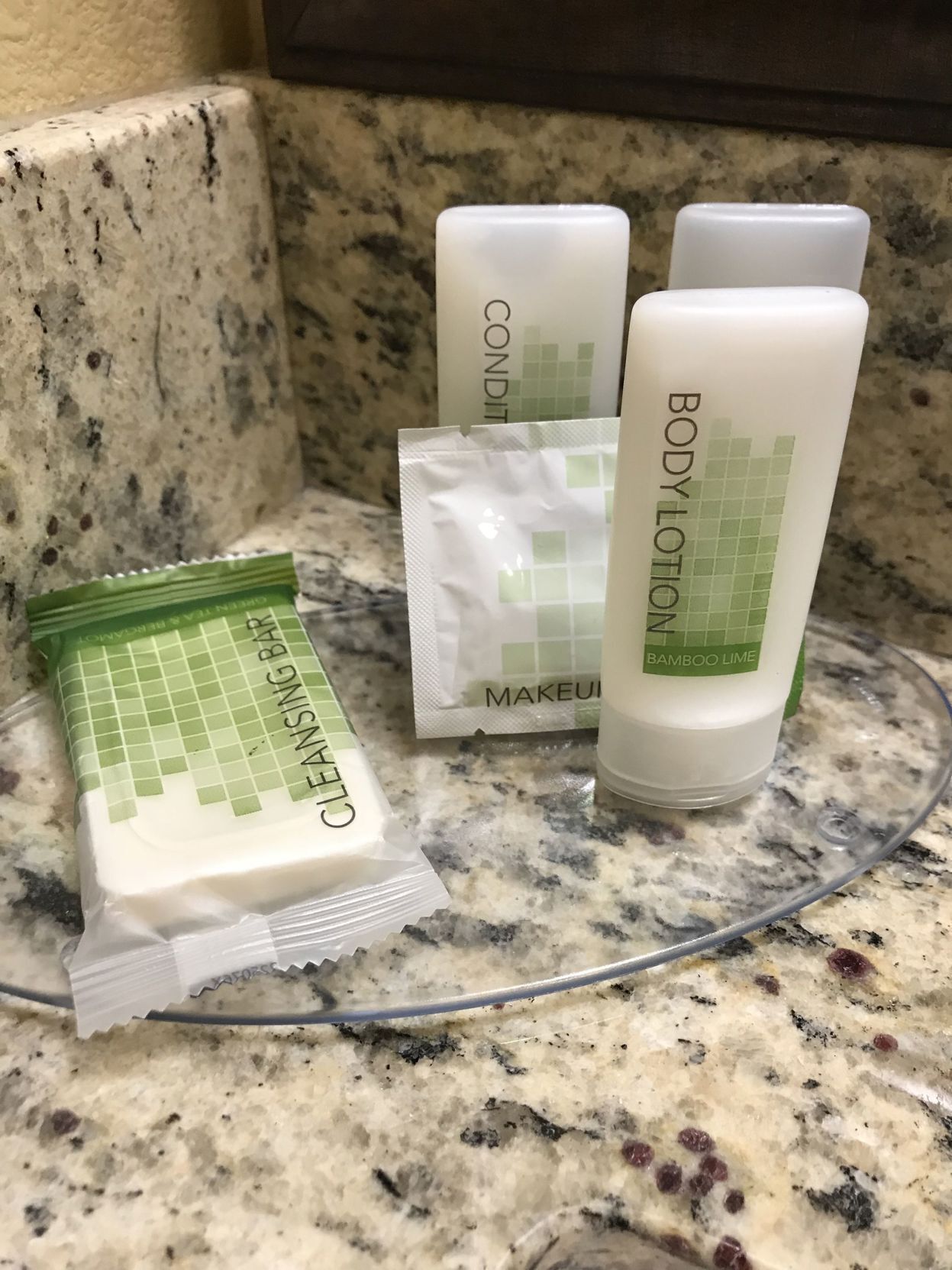 Amenidades de baño | Amenidades de baño gratuitas, secadora de cabello, toallas, jabón 