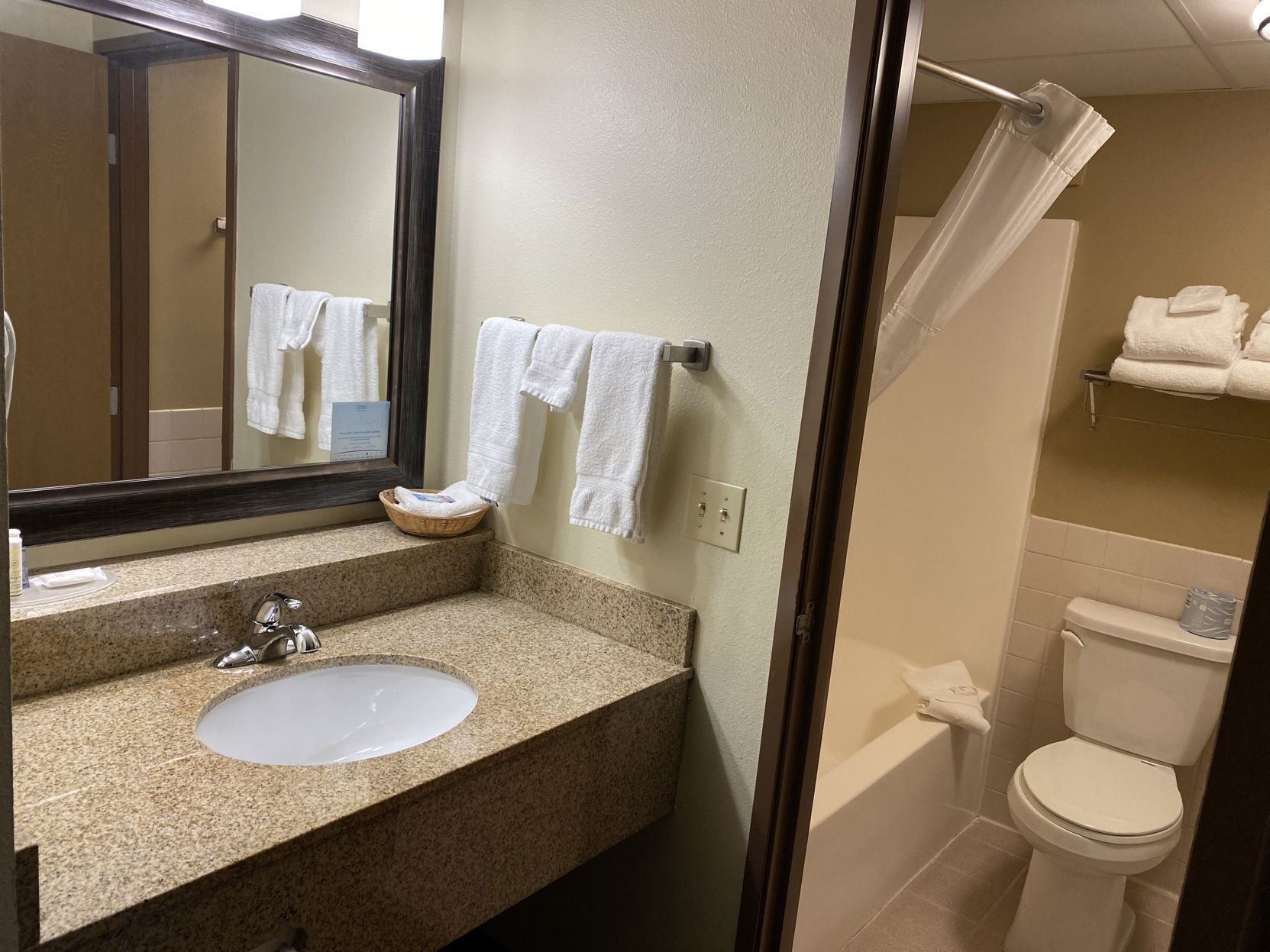 Baño | Amenidades de baño gratuitas, secadora de cabello, toallas, jabón 