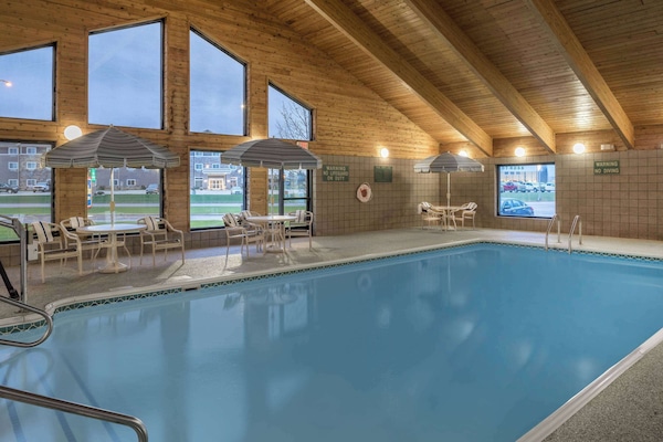 Una piscina techada, sillones reclinables de piscina