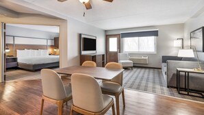 Suite – deluxe, 1 kingsize-seng, ikke-røyk | Skrivebord, skrivebord for bærbar PC og blendingsgardiner