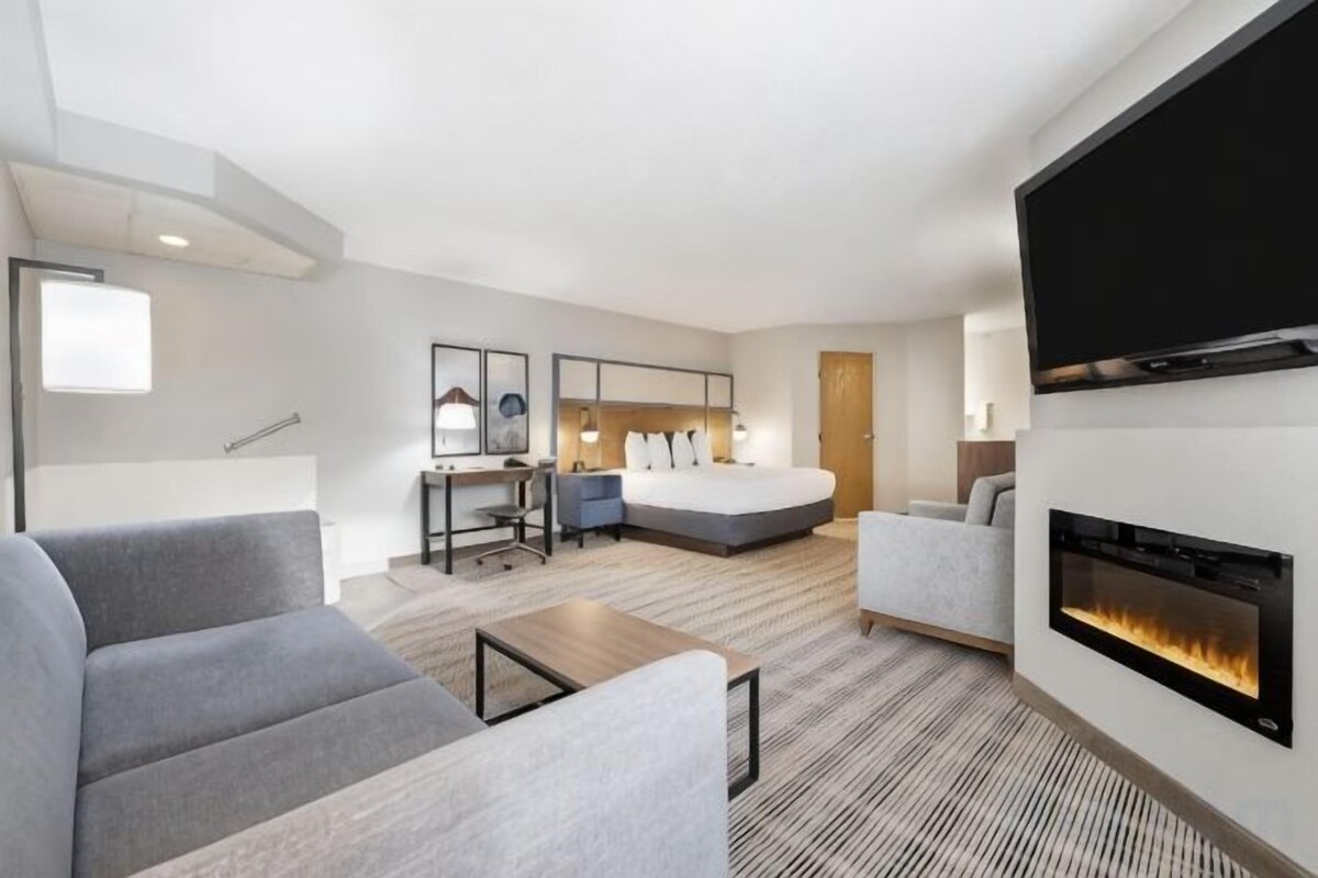 Living area | 42-inch flat-screen TV with satellite channels, TV