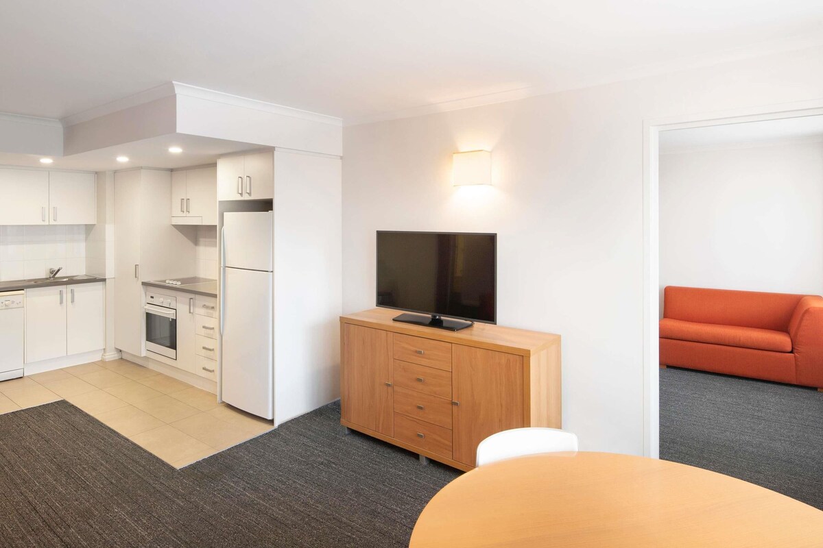 In-room safe, laptop workspace, blackout drapes, iron/ironing board