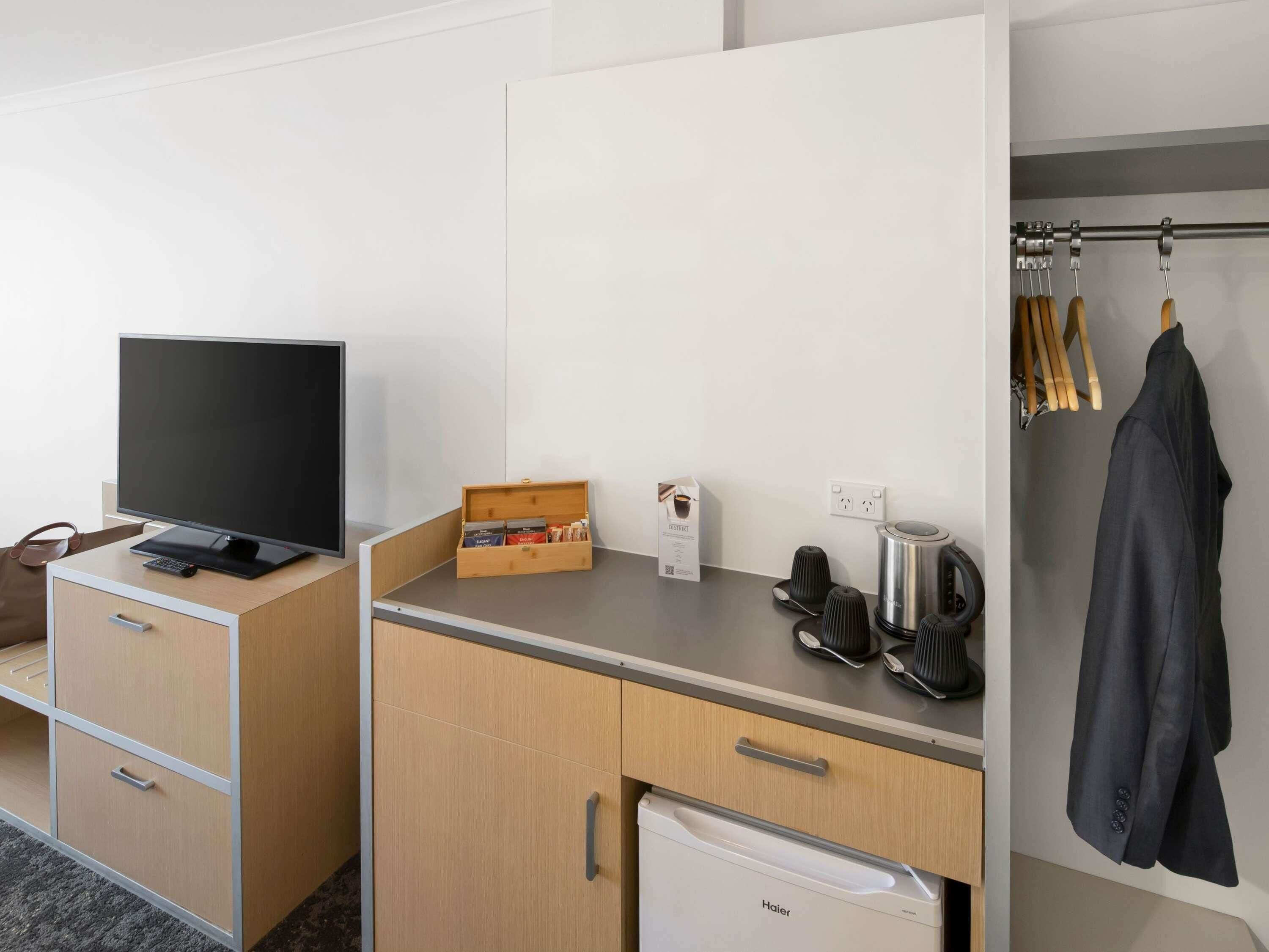 In-room safe, laptop workspace, blackout drapes, iron/ironing board