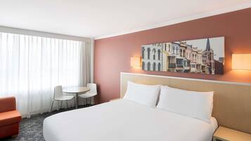 Standard Room, 1 Katil Raja (King) | 1 bilik tidur, peti besi dalam bilik, ruang kerja komputer riba