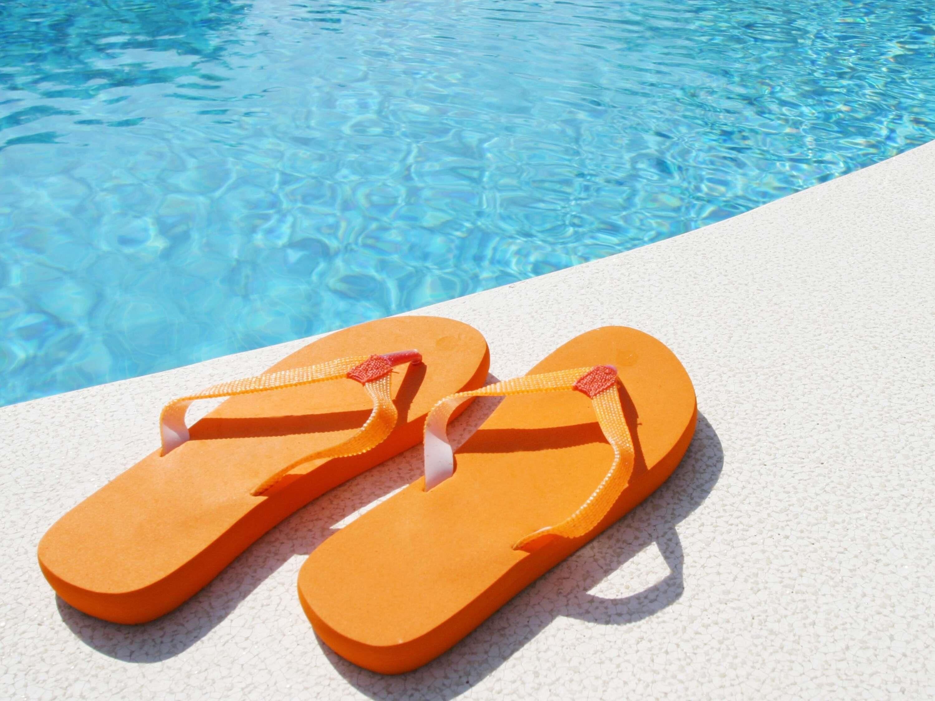 Utomhuspool och solstolar