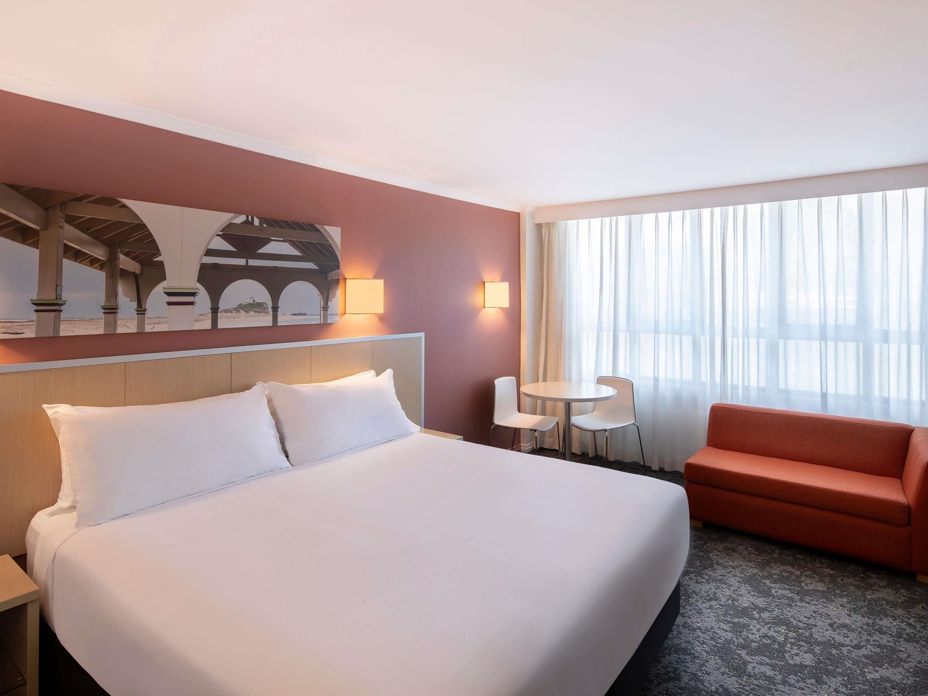 Standard King Room | In-room safe, laptop workspace, blackout drapes, iron/ironing board
