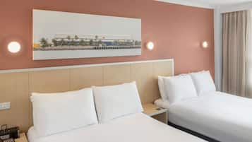 Phòng 2 giường đơn Superior, 2 giường đôi | Két bảo mật tại phòng, khu vực làm việc phù hợp cho laptop