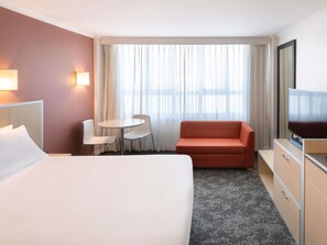 Standard King Room | In-room safe, laptop workspace, blackout drapes, iron/ironing board - Mercure Newcastle (Newcastle West)