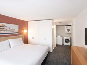 Deluxe Suite, 2 Bedrooms (King) | In-room safe, laptop workspace, blackout drapes, iron/ironing board - Mercure Newcastle (Newcastle West)