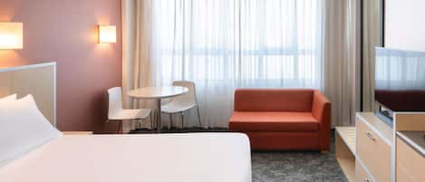 Standard King Room | 1 bedroom, in-room safe, laptop workspace, blackout drapes