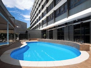 Piscine extérieure, chaises longues