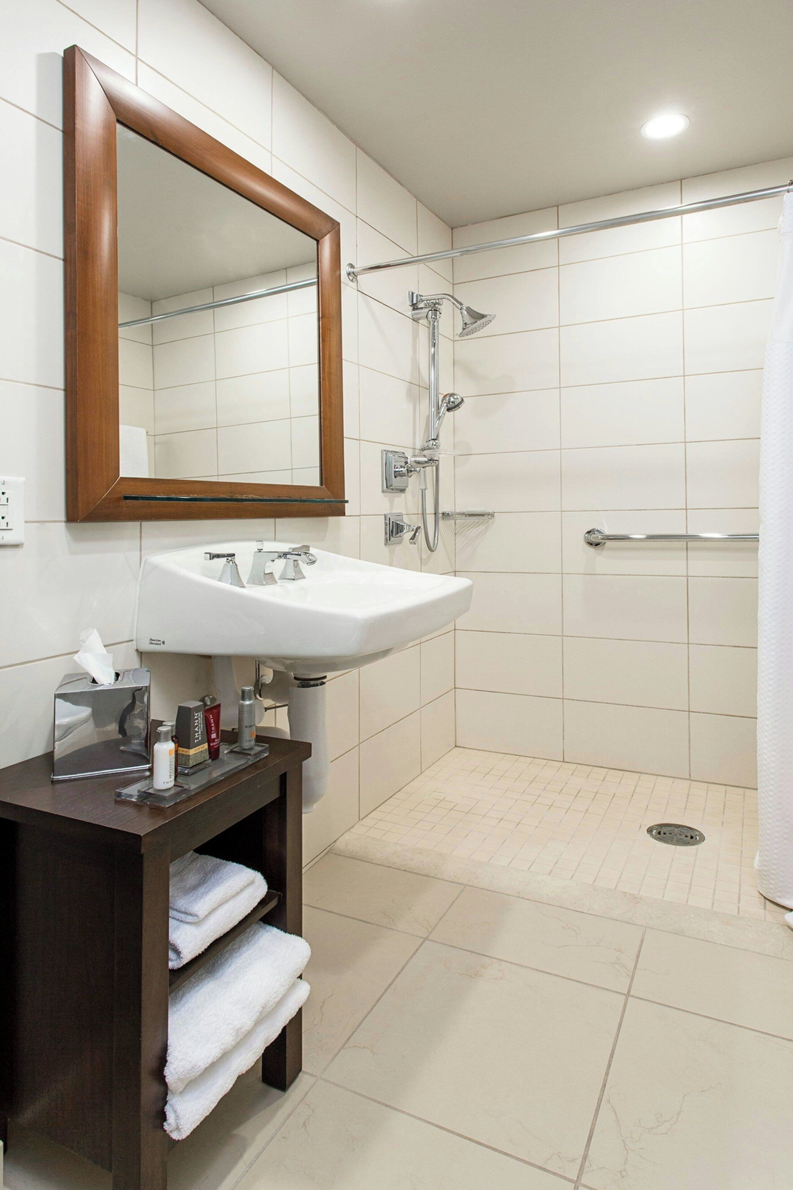 room, 1 queen bed, non smoking | bathroom | hair dryer, bathrobes, towels