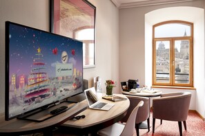 Minibar, coffres-forts dans les chambres, bureau