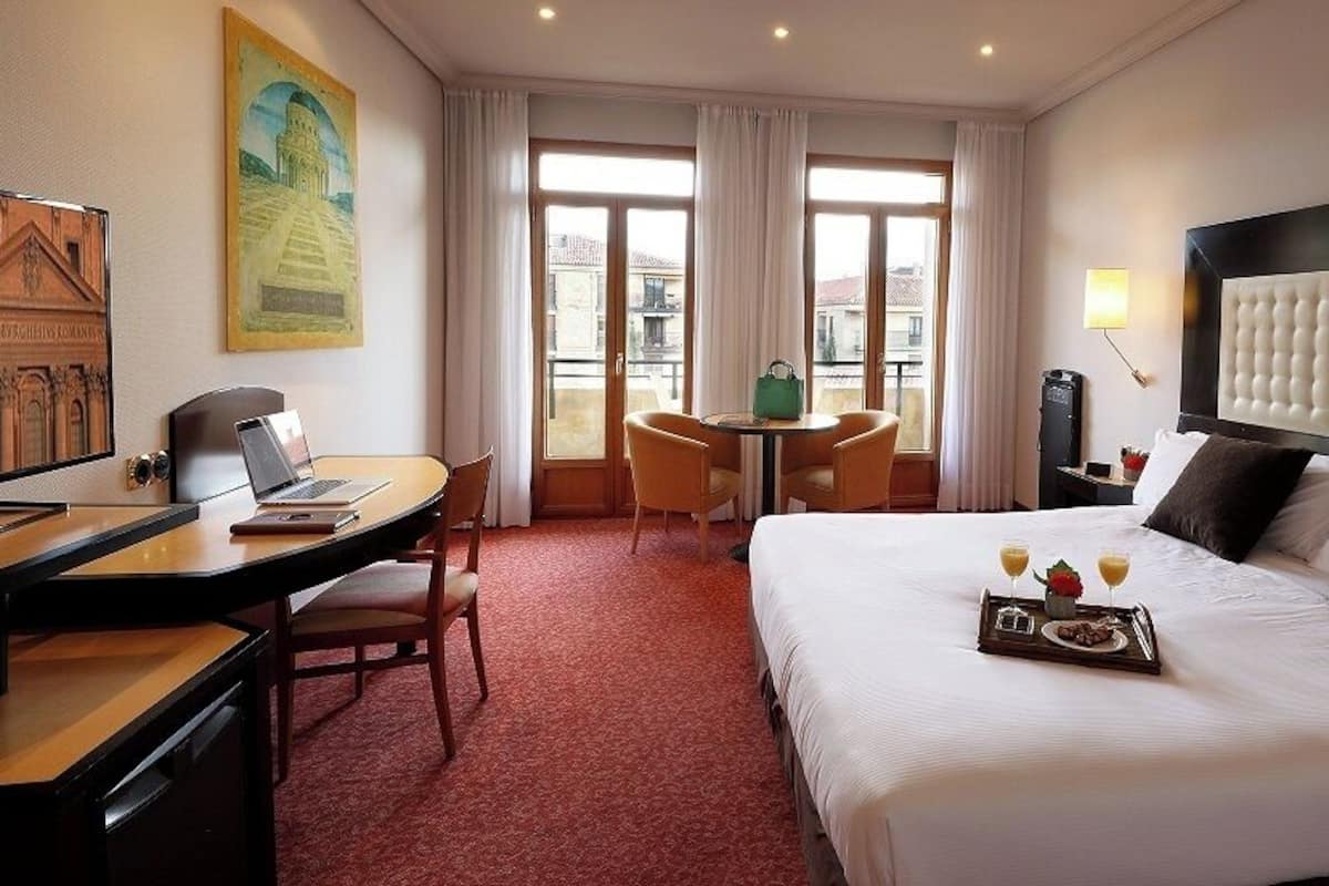 Minibar, coffres-forts dans les chambres, bureau