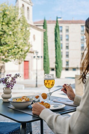 供应早餐、午餐和晚餐,地方菜