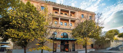 Vista frontal de la propiedad