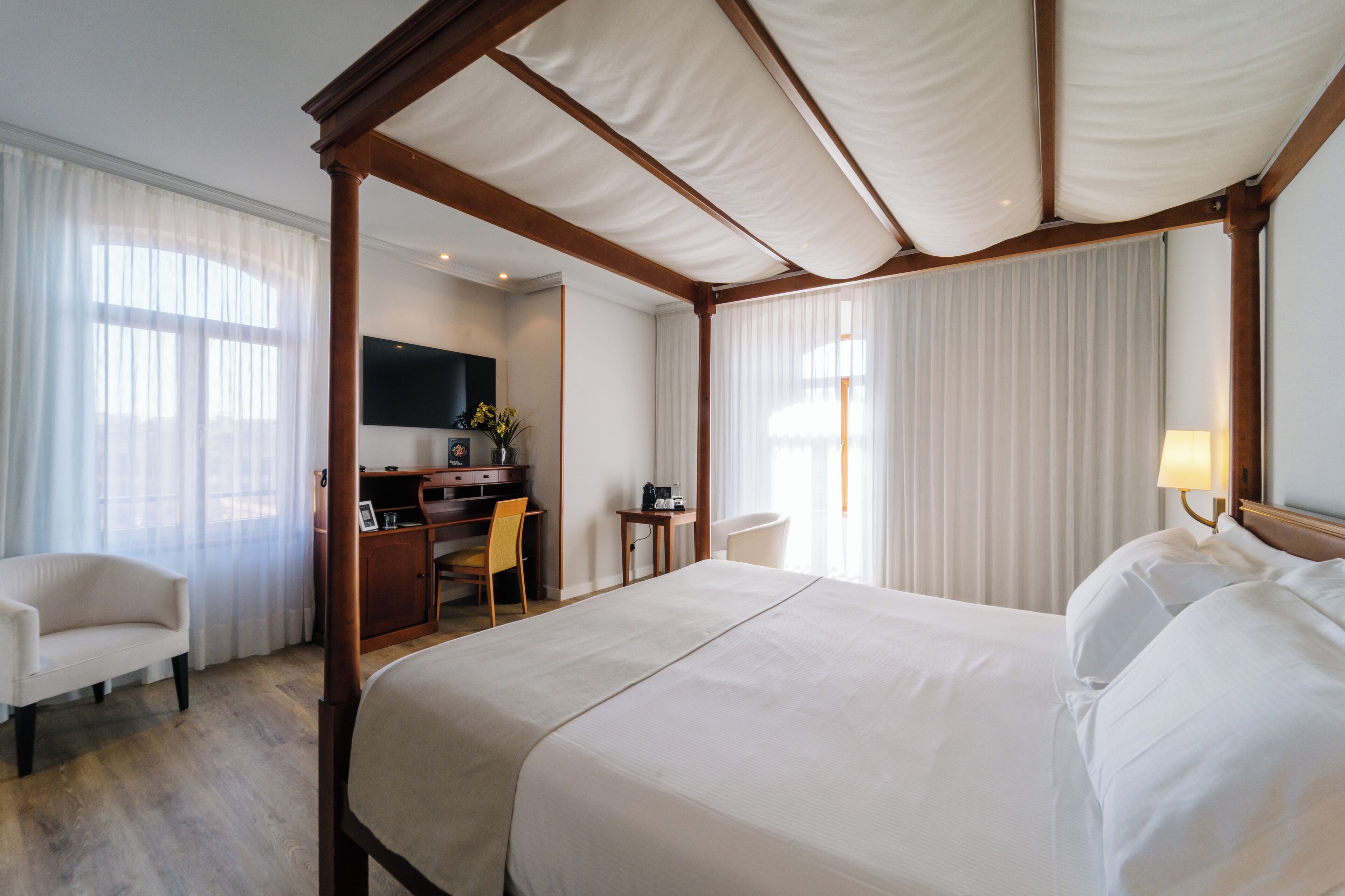 Suite junior | Minibar, caja de seguridad en la habitación y escritorio 