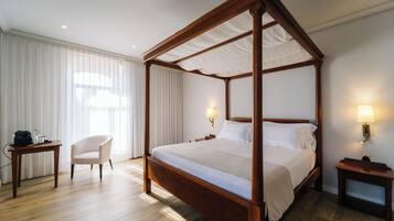 Junior Suite | Minibar, in-room safe, desk, laptop workspace