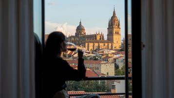 Junior Suite | Minibar, in-room safe, desk, laptop workspace
