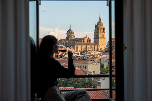 Junior Suite | Minibar, in-room safe, desk, laptop workspace